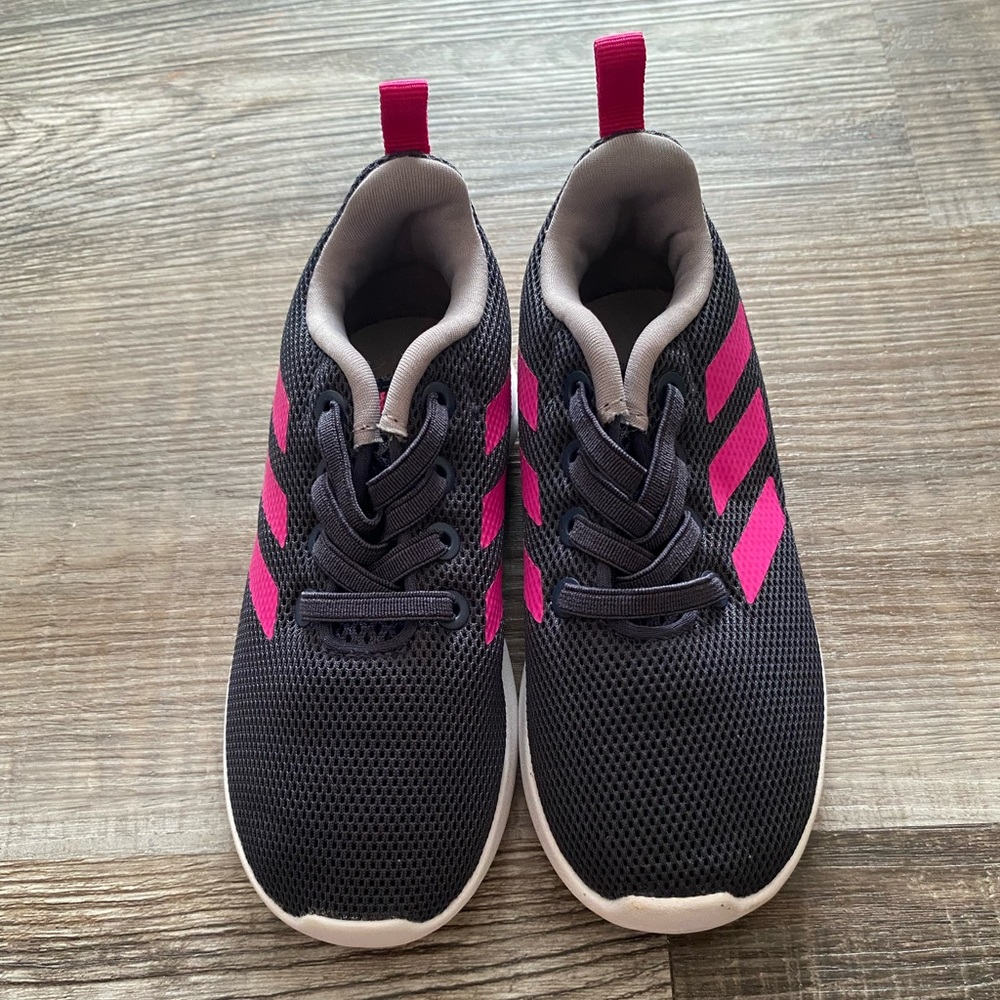 Toddler Adidas sneakers with stretchy laces so you don’t have to tie them!